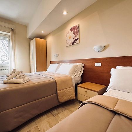 Hotel Villa Robinia Дженцано-ді-Рома Екстер'єр фото