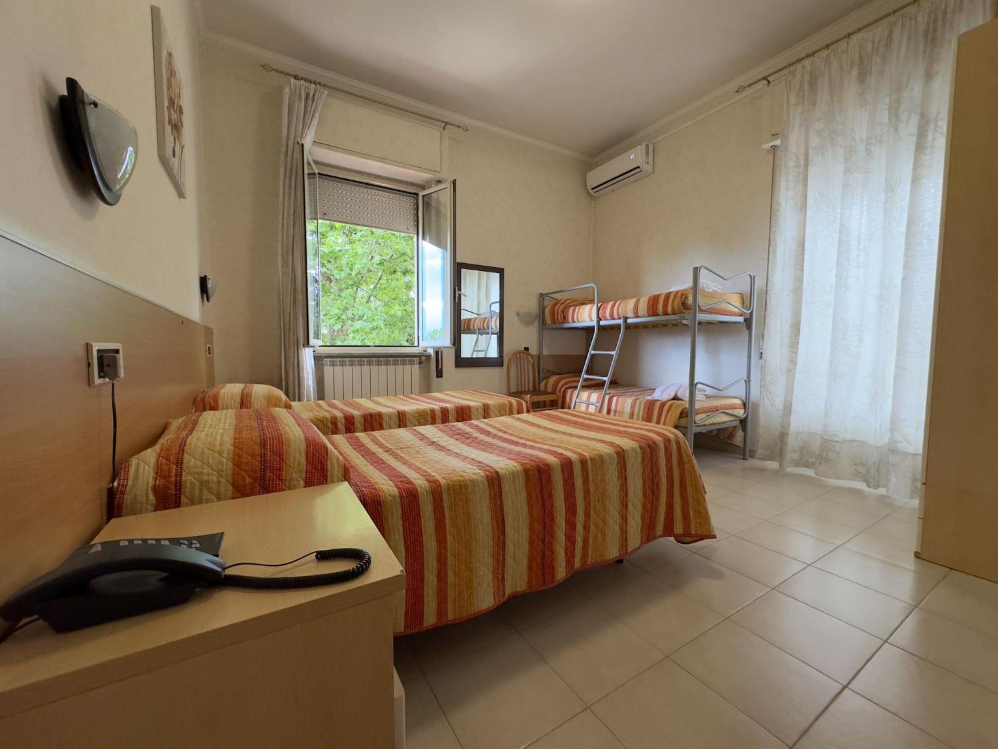 Hotel Villa Robinia Дженцано-ді-Рома Екстер'єр фото