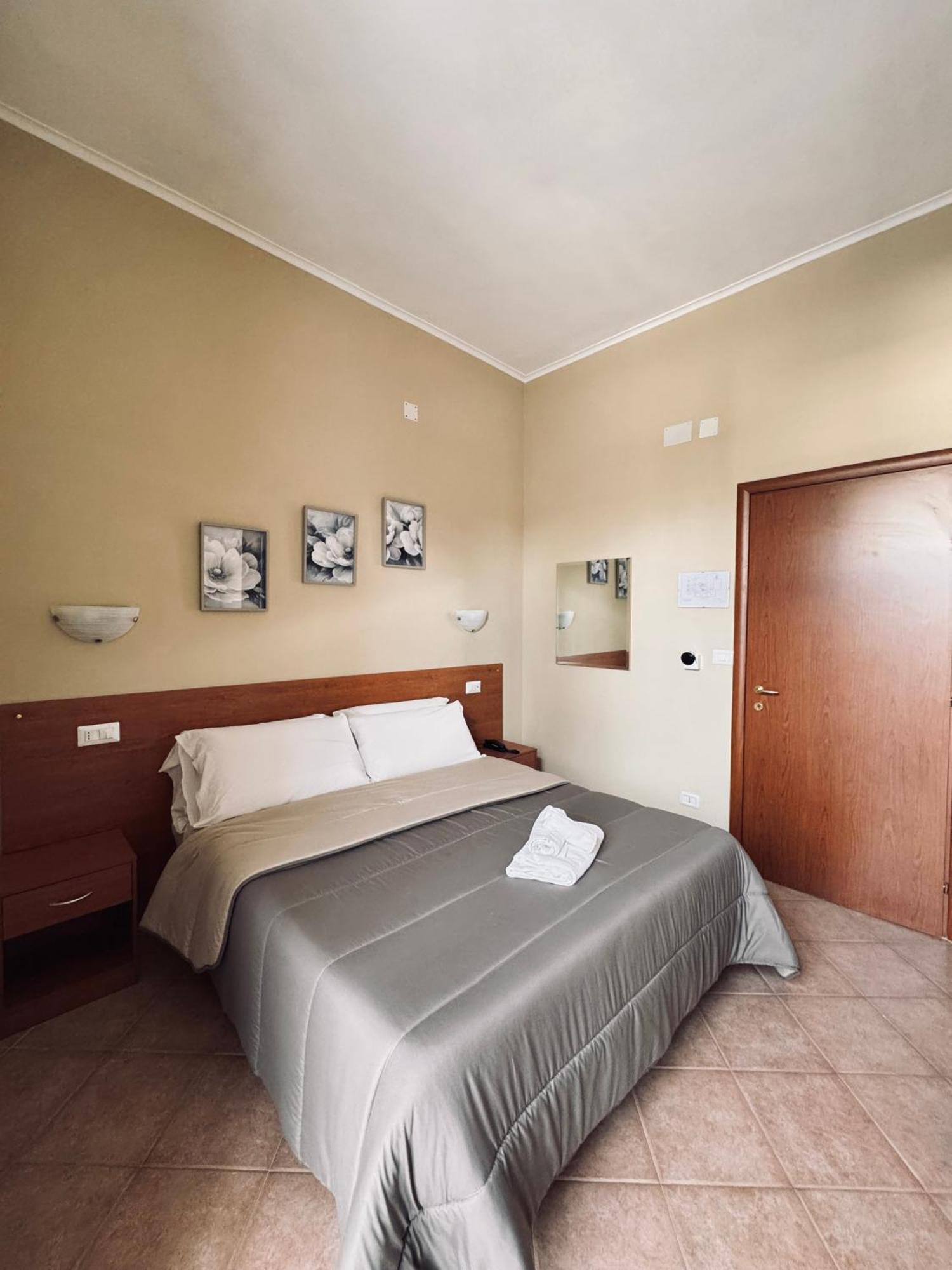 Hotel Villa Robinia Дженцано-ді-Рома Екстер'єр фото