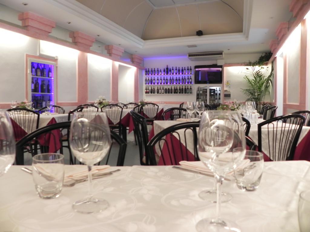 Hotel Villa Robinia Дженцано-ді-Рома Екстер'єр фото