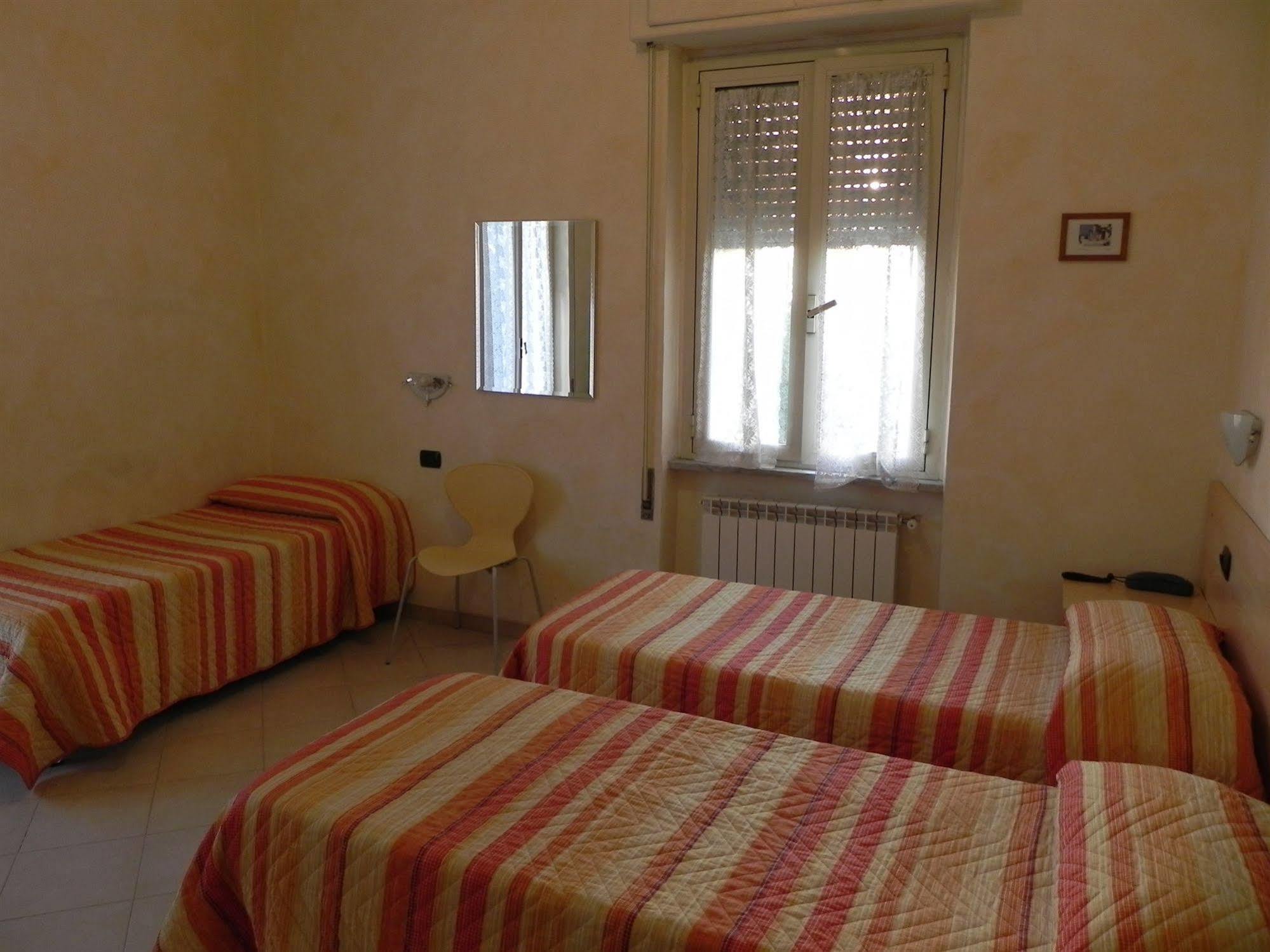 Hotel Villa Robinia Дженцано-ді-Рома Екстер'єр фото