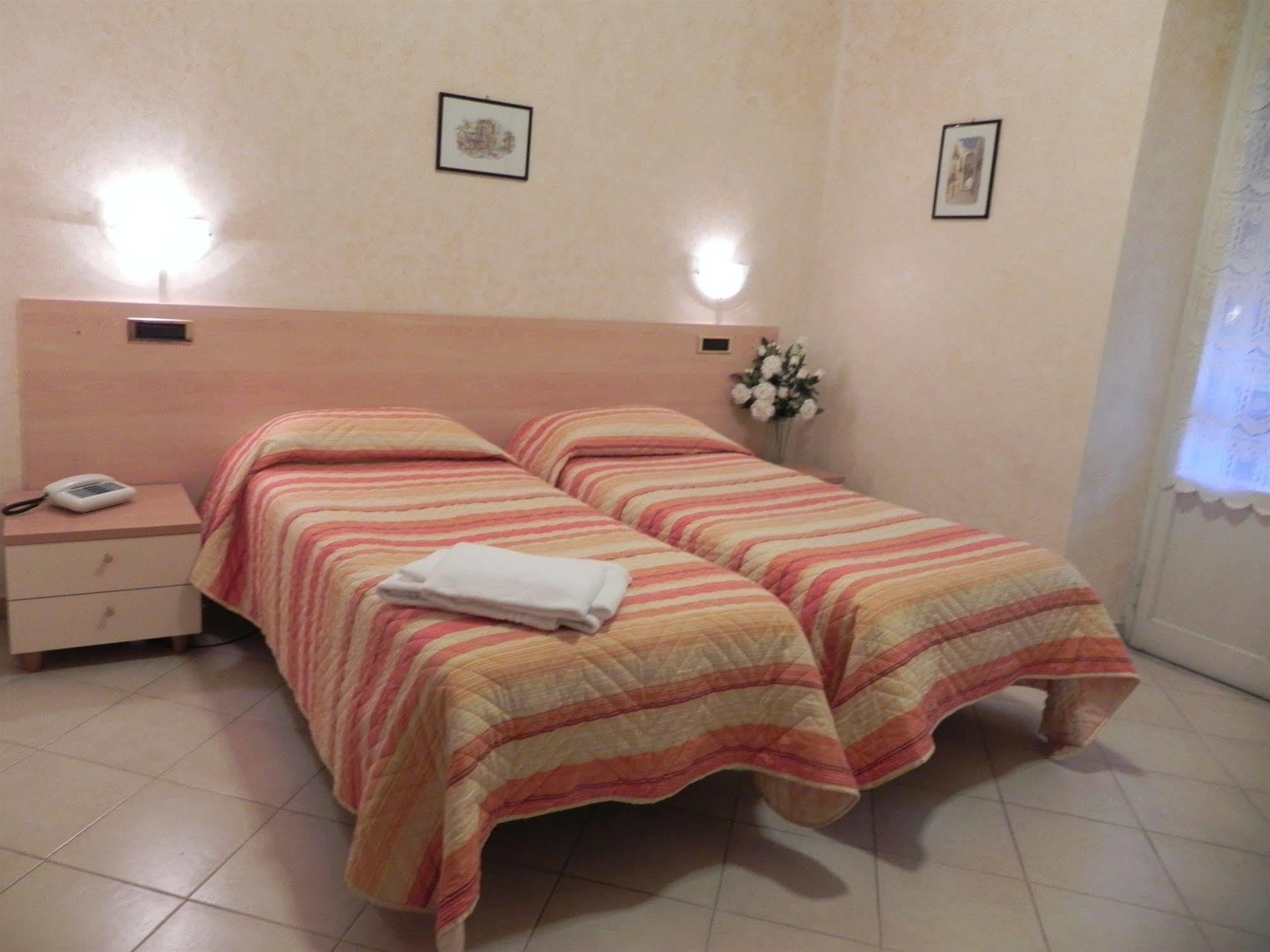 Hotel Villa Robinia Дженцано-ді-Рома Екстер'єр фото