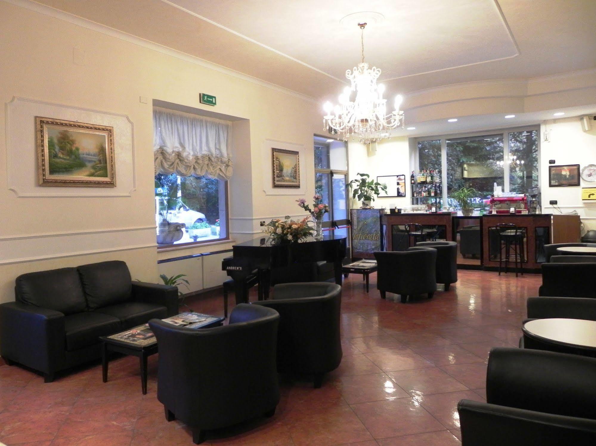 Hotel Villa Robinia Дженцано-ді-Рома Екстер'єр фото