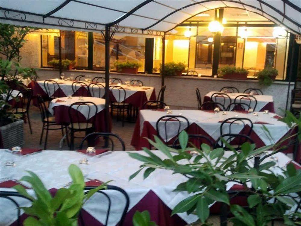 Hotel Villa Robinia Дженцано-ді-Рома Екстер'єр фото